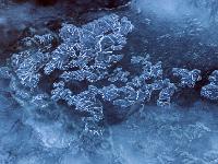 Strukturgruppen in der Eisfläche über dem Bach